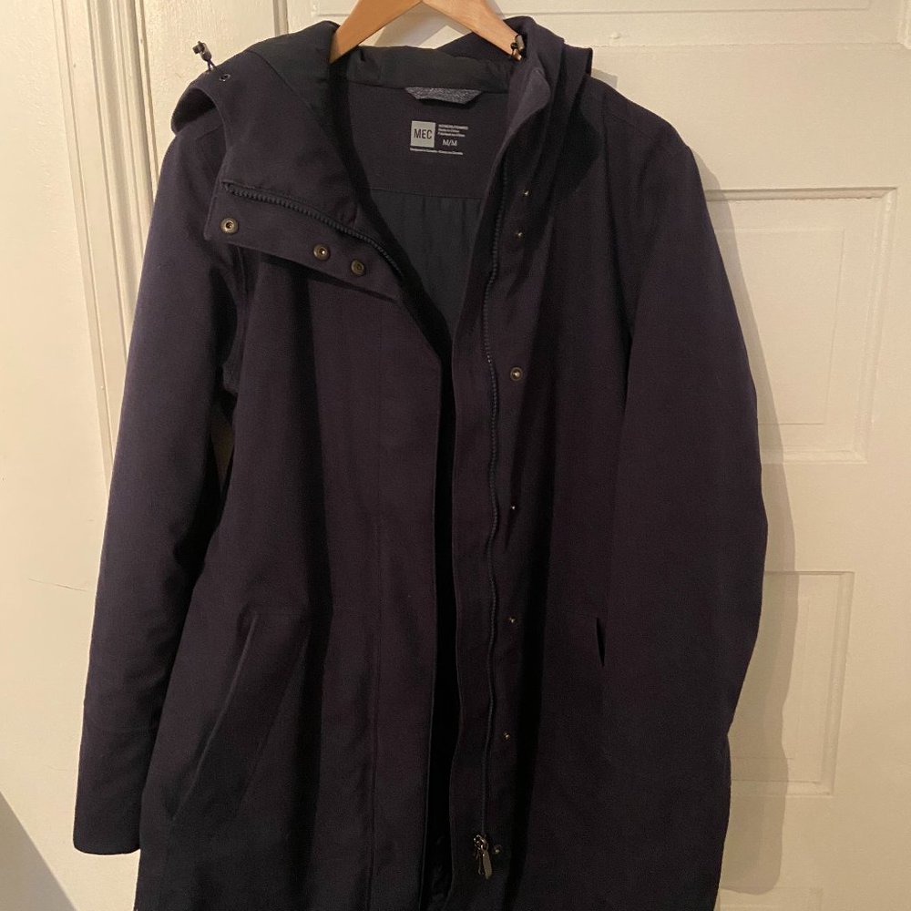 women's insulated navy jacket, size medium, MEC brand